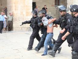 الاحتلال يعتقل شاب (أرشيف)