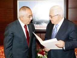 خلال لقاء سابق بين عباس وفياض