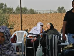 فلسطينيون ينتظرون السفر عبر معبر رفح (أرشيفية)