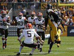 ضربة مؤلمة للاعب كرة القدم الأمريكية