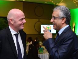 الشيخ سلمان يمينا وبجانبه إنفانتينو