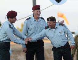 الجنرال غادي أيزنكوت بجوار بني غانتس