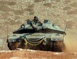 احدى دبابات الإحتلال على الحدود (الأرشيف)