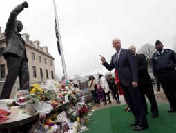 جو بايدن نائب الرئيس الامريكي يزور النصب التذكاري لمنديلا