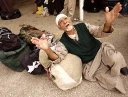 احد العالقين على معبر رفح (أرشيف)