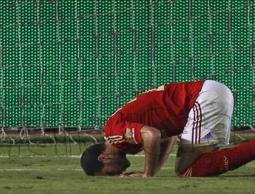 أبو تريكة يسجد لله