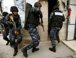 الاجهزة الامنية تقتحم أحد منازل المواطنين (أرشيف)