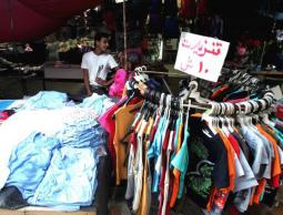 أحد البسطات العشوائية للملابس (الأرشيف)