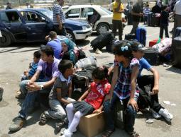 معاناة المسافرين عبر معبر رفح (أرشيف)