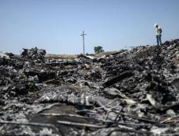 رجل يتفقد موقع تحطم الطائرة الماليزية قرب بلدة غرابوف في منطقة دونيتسك