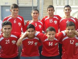منتخب الناشئين الغزي بجوار المدرب جمال الحولي