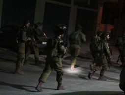 الاحتلال يشن حملة مداهمات واعتقالات بالضفة