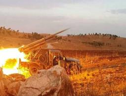 عناصر من المعارضة السورية يستهدفون قوات النظام بسهل الغاب براجمات الصواريخ