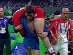 بابو يحمل خصمه المصاب غاسيموف