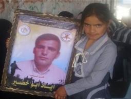 إبنة الأسير إياد أبو خضير تحمل صورة والدها(الأرشيف)