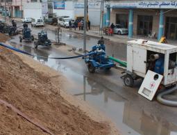جانب من إستعدادات بلدية غزة للمنخفض الجوي ( عدسة: محمود أبو حصيرة)