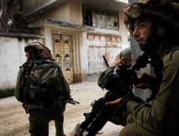 الاحتلال ينكل بسكان أحد منازل بيت أمر بالخليل