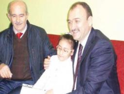 وزير التعليم التركي يعتذر من طفلة فلسطينية
