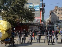 أفراد من الشرطة النيبالية يحرسون شوارع في العاصمة كتماندو أثناء إضراب عام سابق