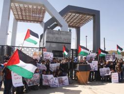 جانب من الوقفة أمام بوابة معبر رفح 