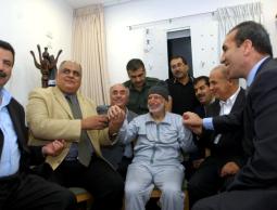 الرئيس عرفات قبل وفاته بأيام