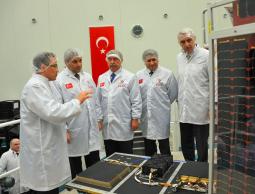 تركيا تطلق قمر صناعي