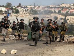 إصابة العشرات بحالات اختناق جراء قمع الاحتلال لمسيرة بلعين