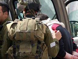 قوات الاحتلال تعتقل شابا فلسطينيًا (أرشيف)
