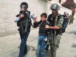الاحتلال يعتقل طفل في الضفة (الأرشيف)