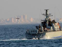 الاحتلال يستهدف الصيادين وأراضي المواطنين وسط القطاع