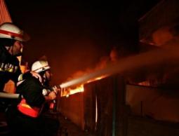 خلال إخماد حريق بغزة (الأرشيف)