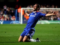 إيفانوفيتش يحتفل بأحد أهدافه الحاسمة مع تشيلسي