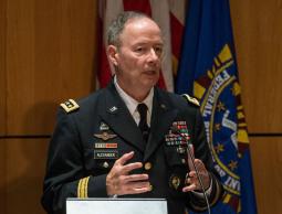  مدير وكالة الأمن القومي الأميركية الجنرال كيث ألكسندر 