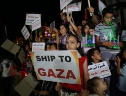 خلال وقفة الأطفال المرحبين بأسطول الحرية الثالث