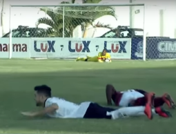جانب من لقطة انبطاح اللاعبين على الأرض