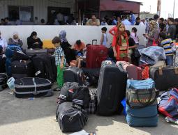 معاناة المسافرين على معبر رفح