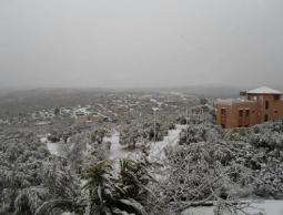 سقوط الثلوج فوق المناطق الجبلية (أرشيف)
