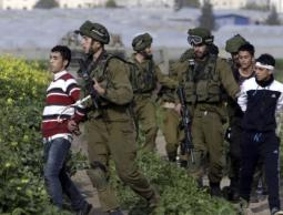 الاحتلال يعتقل شبان في الضفة