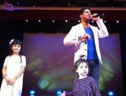  نجم طيور الجنة عمر الصعيدي في حفل مع ابنتيه