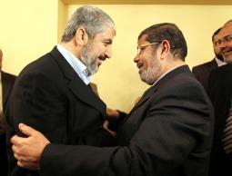 الرئيس مرسي وخالد مشعل في لقاء سابق - ارشيف