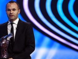 أندريس إنييستا أفضل لاعب في أوروبا عام 2012