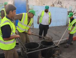 شبان من حماس ينظفون أحد شوارع غزة