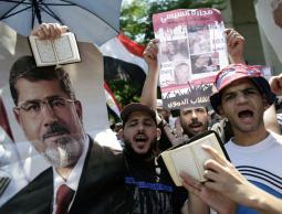 مؤيدون للرئيس المصري محمد مرسي (الأرشيف)