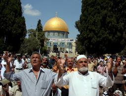 500 غزي يصلون بالأقصى الجمعة وتعزيزات إسرائيلية بالقدس