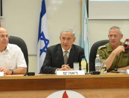 غانتس , نتنياهو ويعلون خلال مؤتمر صحفي