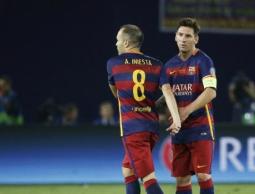 ميسي يمينا وبجانبه إنييستا