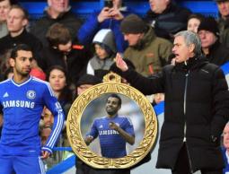 مورينيو يمينا وبجانبه صلاح