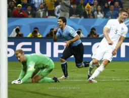 فرحة سواريز بإحرازه الهدف الثاني