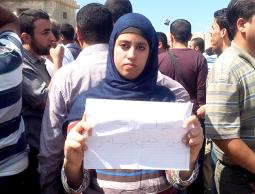 طالبة عالقة على معبر رفح 