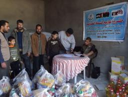 اتحاد العمال يوزع سلات غذائية